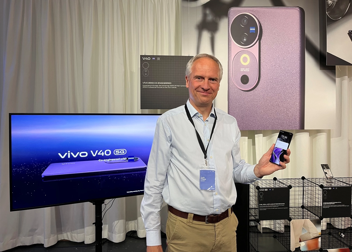 Ein Manager von SCHOTT präsentiert das neueste vivo Smartphone.
