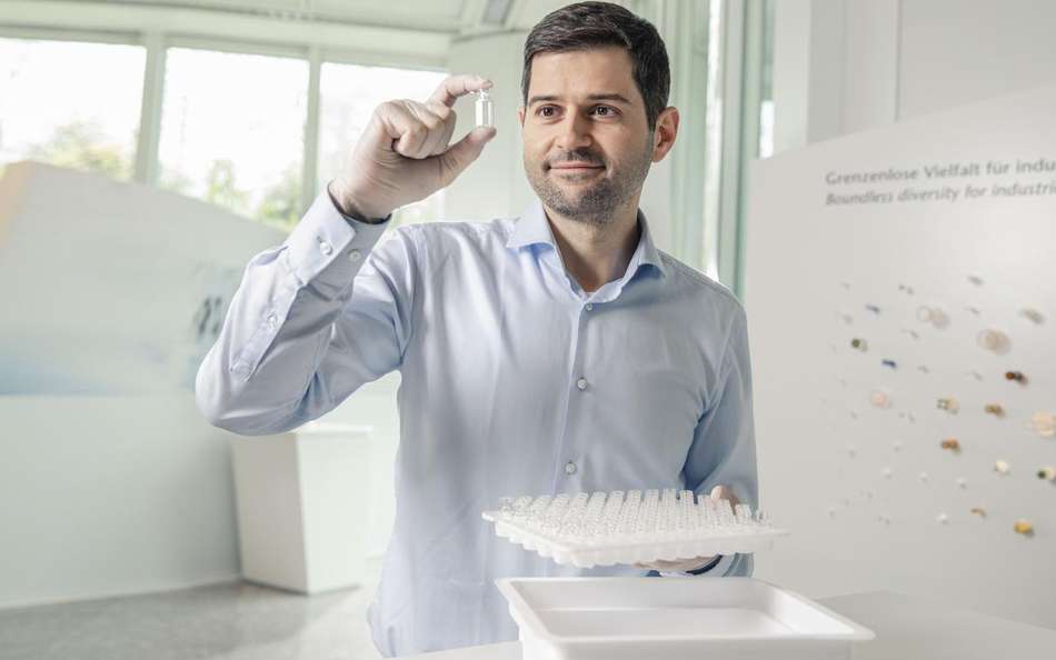 Robert Lindner, Global Product Manager SCHOTT adaptiQ®, holding an adaptiQ® vial, nest, and tub