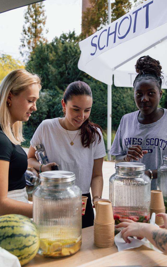 Employées SCHOTT devant un stand servant de l’eau riche en vitamines