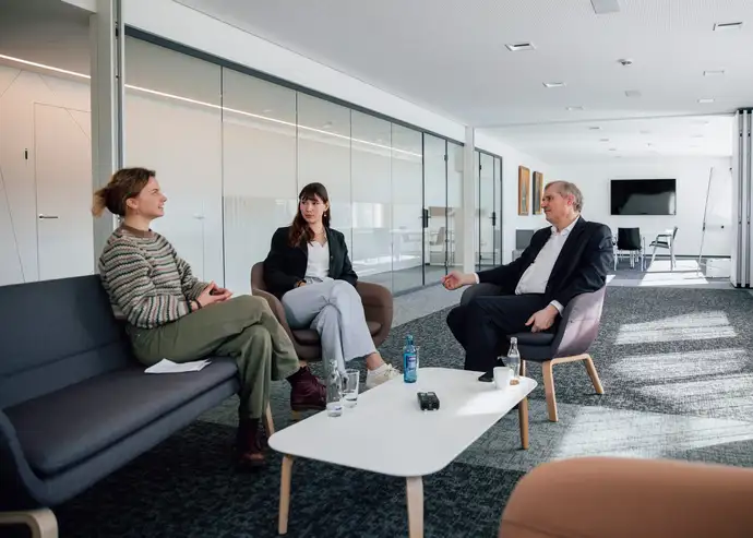 Romy Hahn, Emma Derix und Dr. Frank Heinricht, SCHOTT CEO, im Gespräch