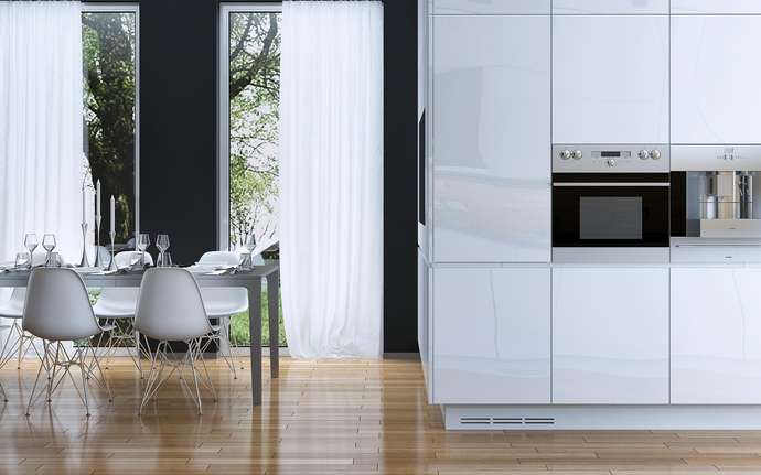 Cozinha moderna com uma série de eletrodomésticos, mesa e cadeiras