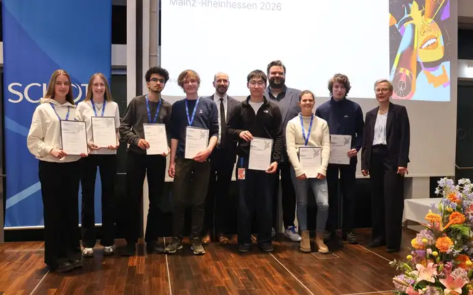 Gruppenfoto der Erstplatzierten mit ihren Urkunden.