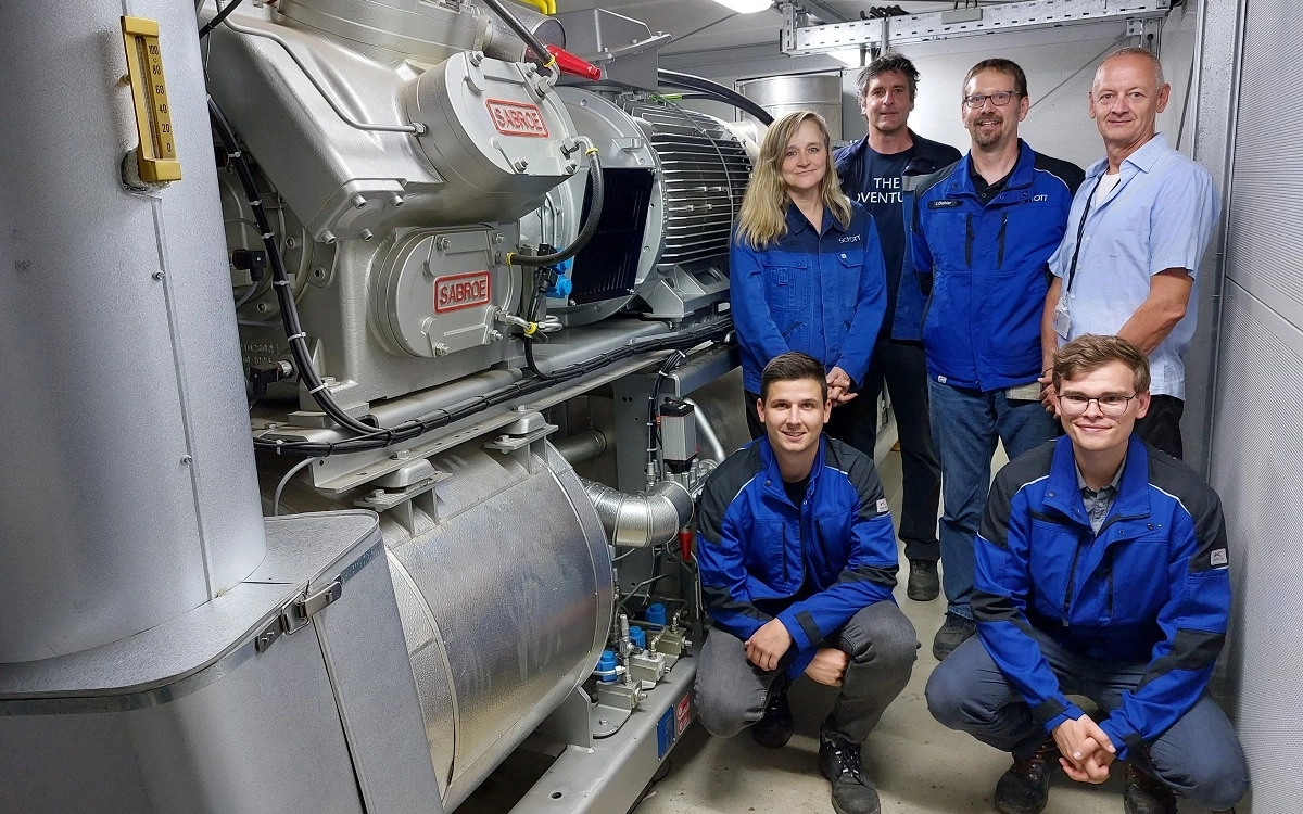 Five men and one woman in front of the heat pump at the Mainz site.