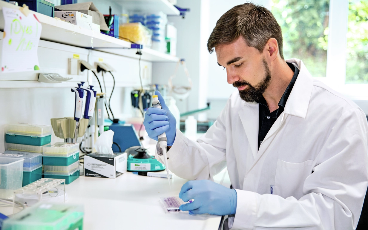 Dr. Ronny Schmidt of Sciomics works in a laboratory