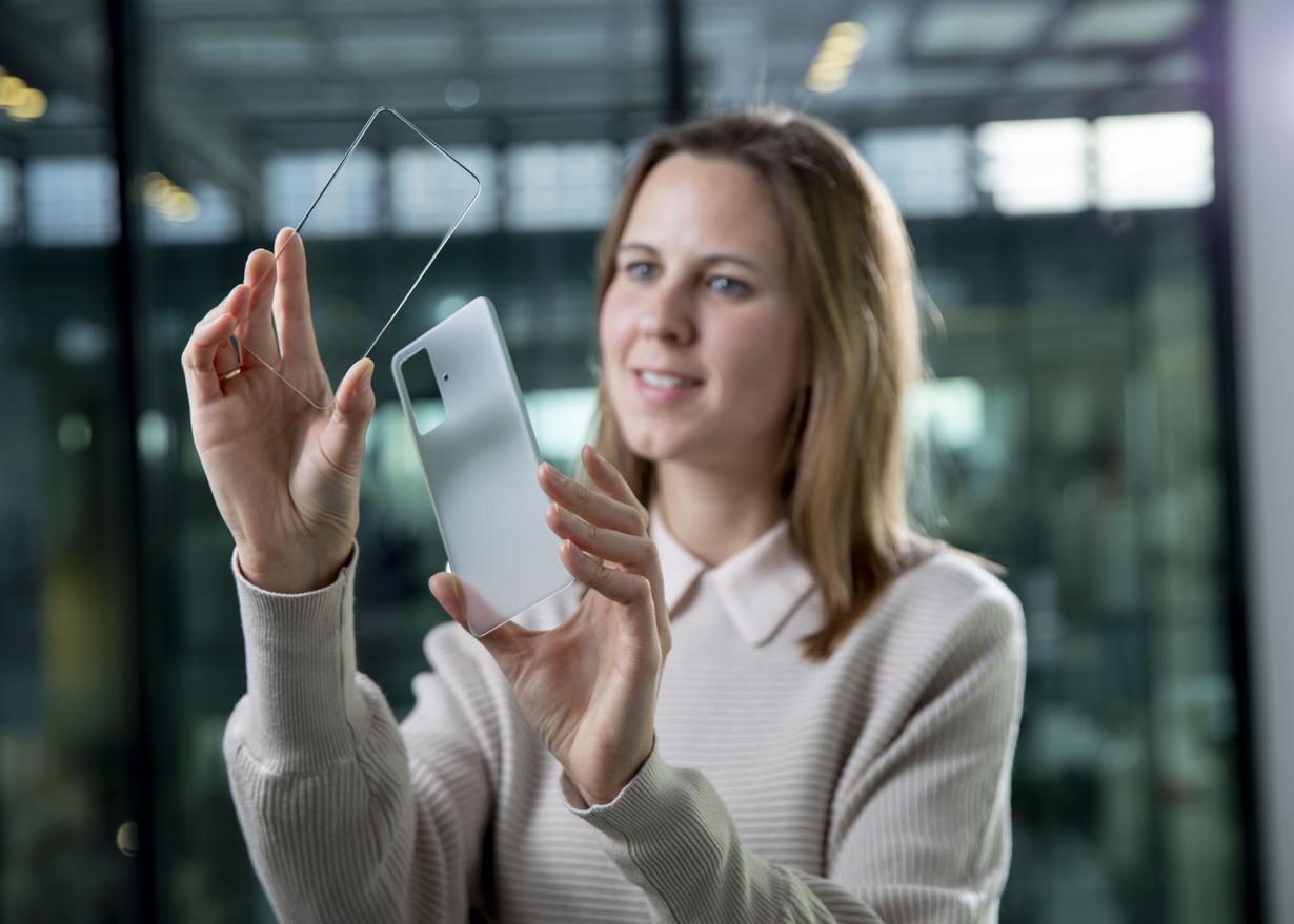 Women holds Xensation® cover glass