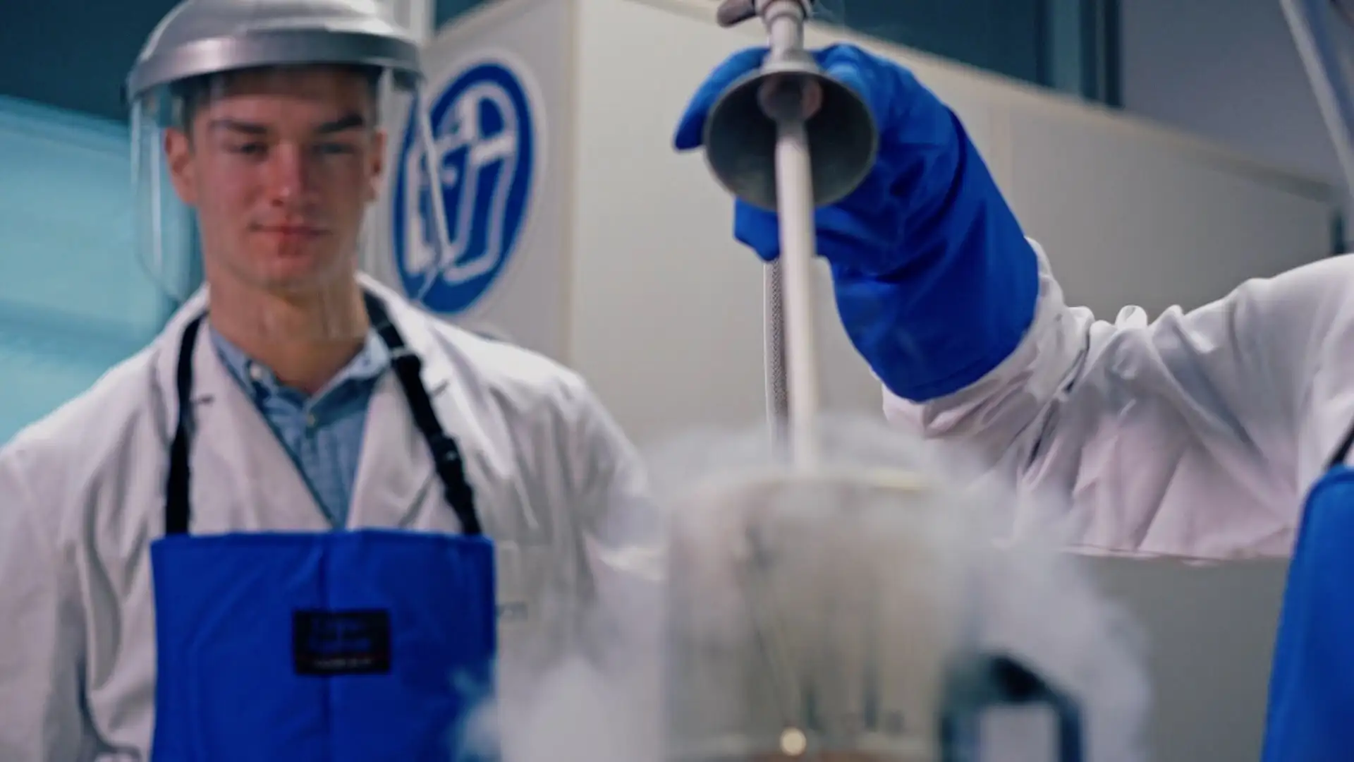 Video, in dem SCHOTT Azubis über ihre Ausbildung sprechen
