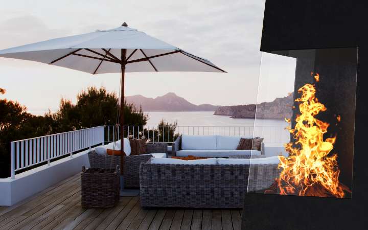 Outdoor fireplace with SCHOTT ROBAX glass-ceramic