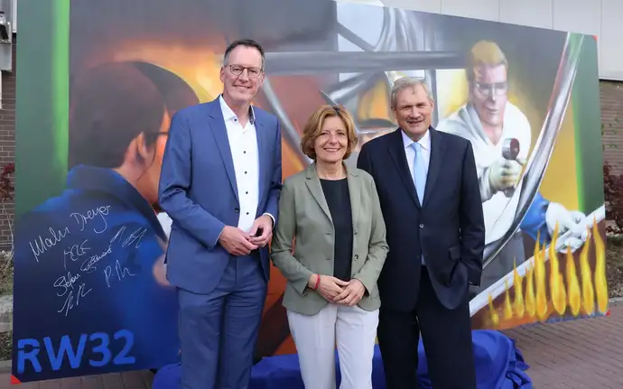 Minister President Malu Dreyer, Mayor Michael Ebling (left), SCHOTT CEO Dr. Frank Heinricht inaugurated a new glass melting tank for pharmaceutical tubing. Unveiling of a graffiti by Mainz artist Leif-Eric Möller. 