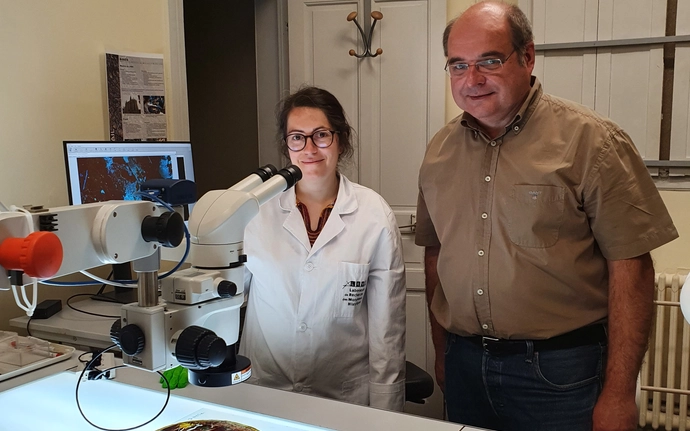 Barbara Trichereau, Ingeniera de LRMH, y Gilles Vaillant, Director de producto de Microvision, frente a una muestra de vidrio teñido