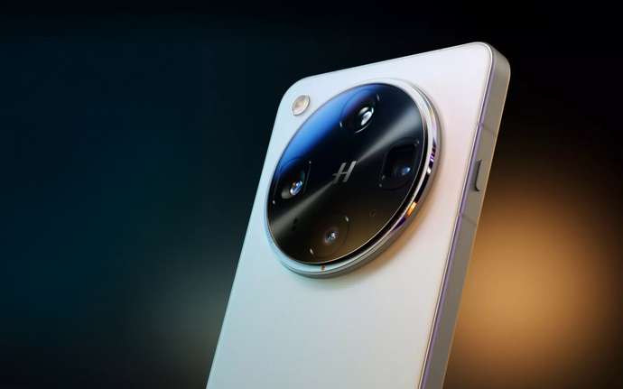 OPPO’s flagship Find X8 in white.