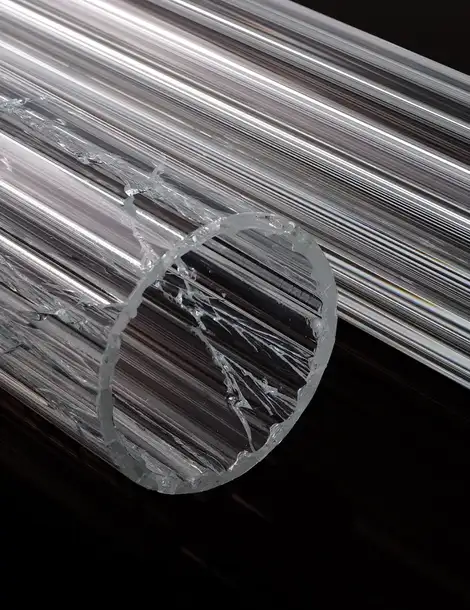 Zwei Rohre aus SCHOTT CONTURAX® Tough Glas, eines davon zerbrochen
