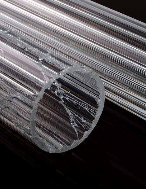 Dos tubos de vidrio SCHOTT CONTURAX® Tough, uno de ellos roto