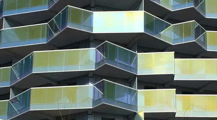 Exterior shot of the KOH-I-NOOR building in Montpellier, France, with balconies made with SCHOTT NARIMA® dichroic glass