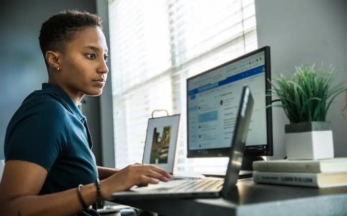 Junge Frau arbeitet am Laptop