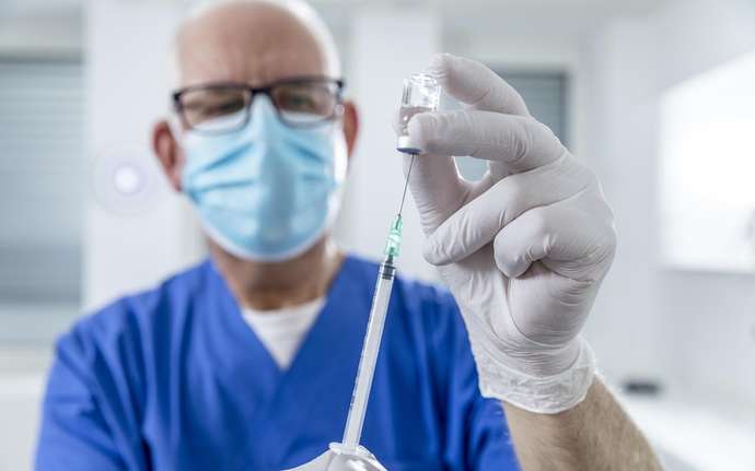 Un médico prepara una jeringa