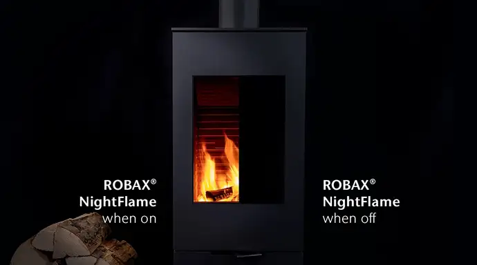 Chimenea de leña que muestra la diferencia entre el panel vitrocerámico ROBAX® NightFlame de SCHOTT cuando está encendida y apagada