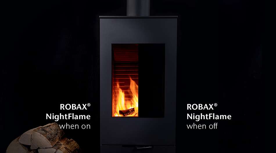 Holzkamin, der den Unterschied zwischen ein- und ausgeschalteter SCHOTT ROBAX® NightFlame Feuersichtscheibe zeigt