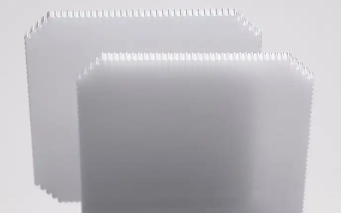 Deux wafers structurés avec une conception à damiers de taille micro représentés en parallèle 