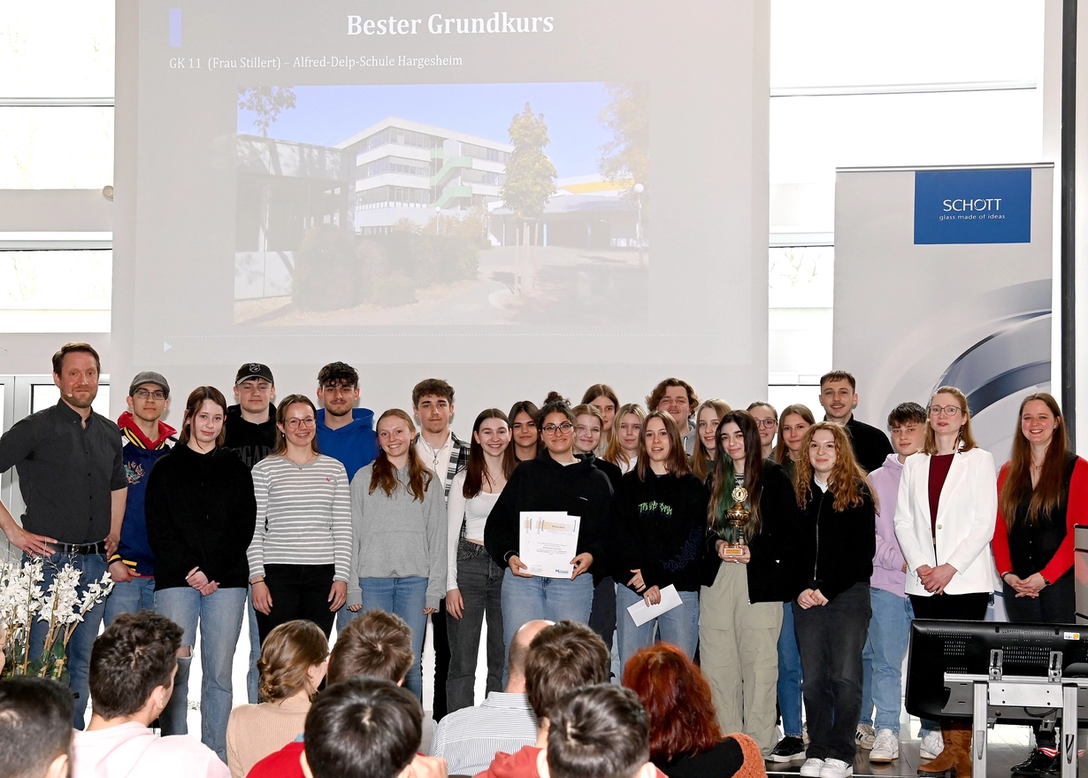 Siegerteam - Mädchen und Jungen am Wettbewerb Mathematik ohne Grenzen mit Pokal und Urkunde