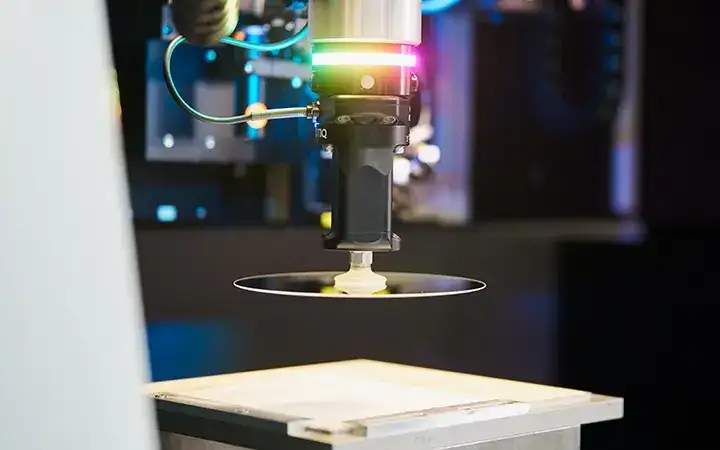 Cobot positioning a Glaswafer into a laser processing machine