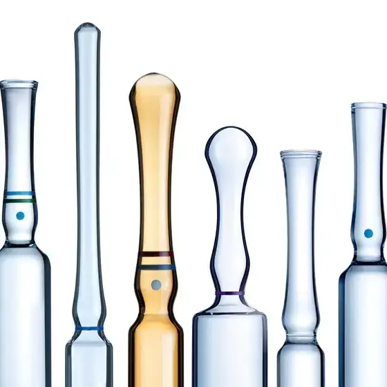 	 Eine Reihe von pharmazeutischen Glasampullen mit verschiedenen Bruchsystemen und verschiedenen Formen