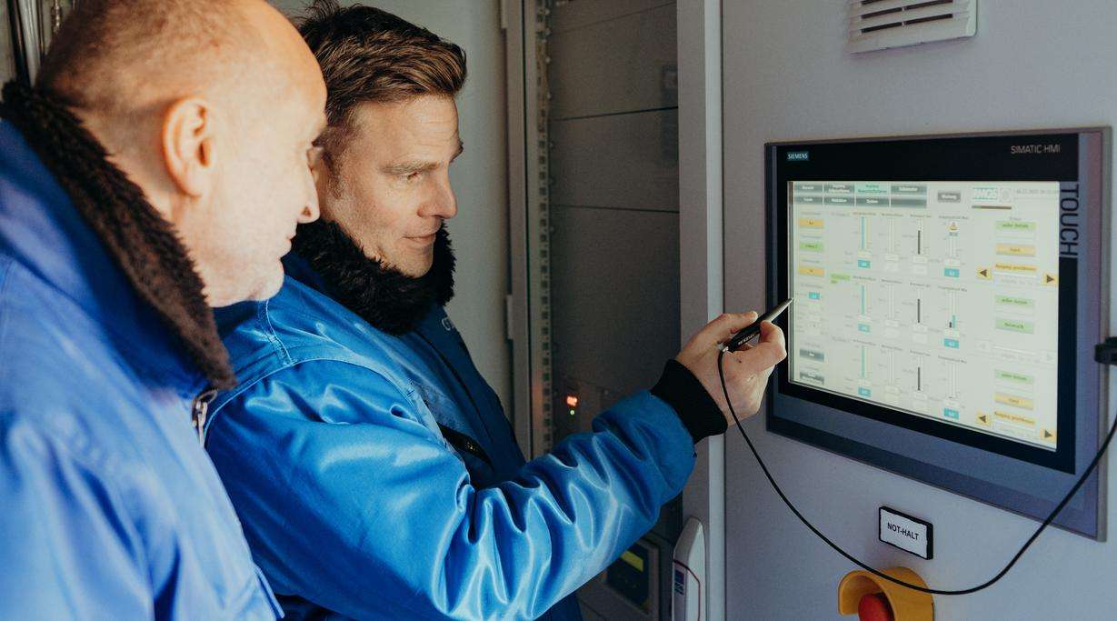 Matthias Kaffenberger and colleague looking at a display at the H2 control station