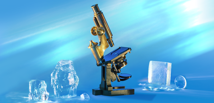 Microscope en laiton entouré de trois blocs de verre