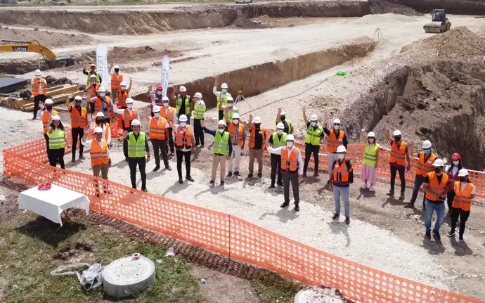 Menschen stehen Schlange bei der SCHOTT Grundsteinlegung in Bolu, Türkei