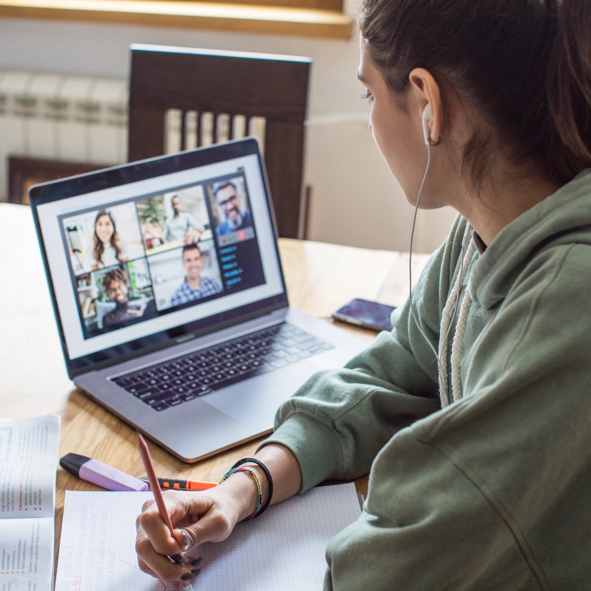 Junge Studentin bei der Arbeit mit einem Laptop