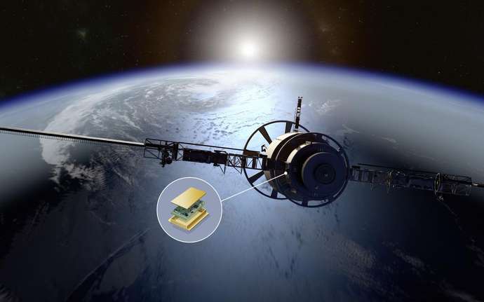 Ein Satellit schwebt im Weltall über der Erdkugel