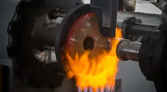 Siemens Heathineers: Glasrohr wird gegen eine Form aufgeblasen, um die gewünschte Kontur zu erstellen