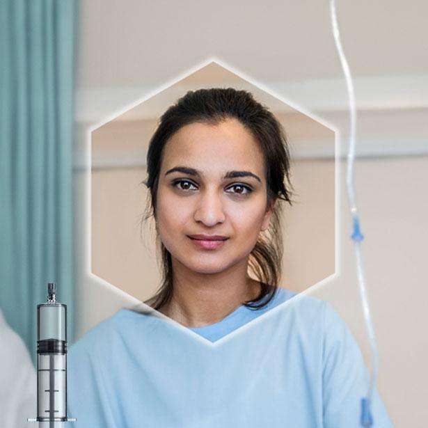 Médica jovem em um hospital com a seringa SCHOTT TOPPAC® infuse