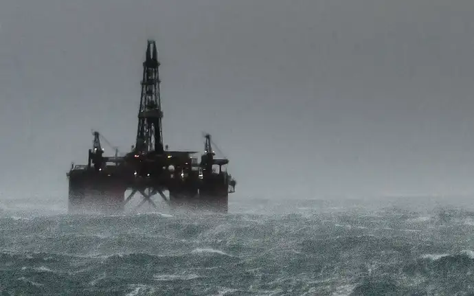 嵐の中の海上石油掘削装置