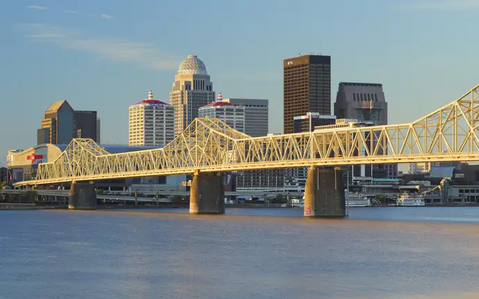 Vista da George Rogers Clark Memorial Bridge e  do horizonte de Louisville