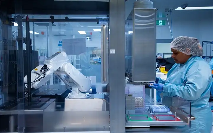 Women in SCHOTT MINIFAB production facility