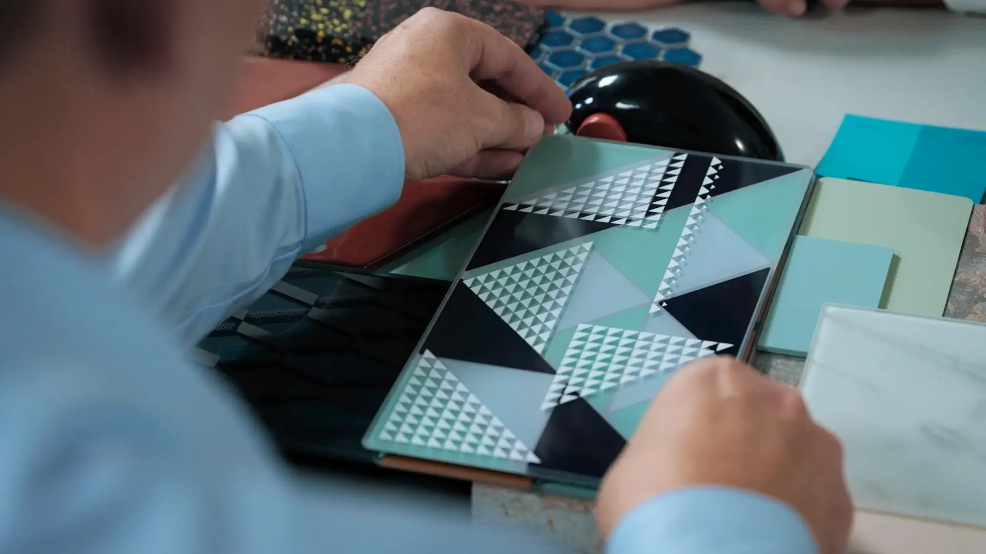 Hands holding glass panel printed with SCHOTT Duo Design