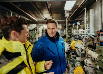 Matthias Kaffenberger in the H2 control station at the SCHOTT facility in Mainz"