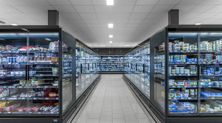 Aisle of chiller cabinets in a supermarket fitted with SCHOTT Termofrost® glass door systems