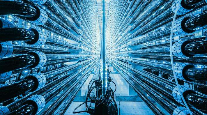 Algalif's Photobioreaktoren aus SCHOTT Glasrohren, die mit blauem Licht beleuchtet werden.