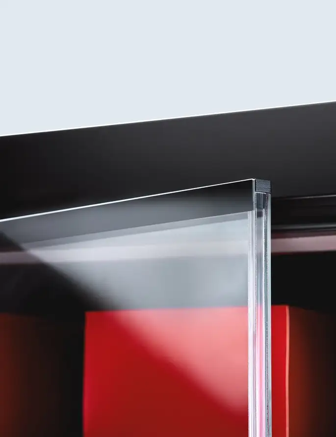 Close-up of the slim spacer of the SCHOTT Termofrost® Inmotion chiller glass door system