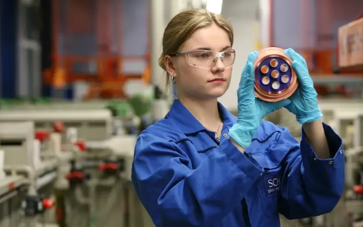 A SCHOTT eemployee conducts a visual inspection.