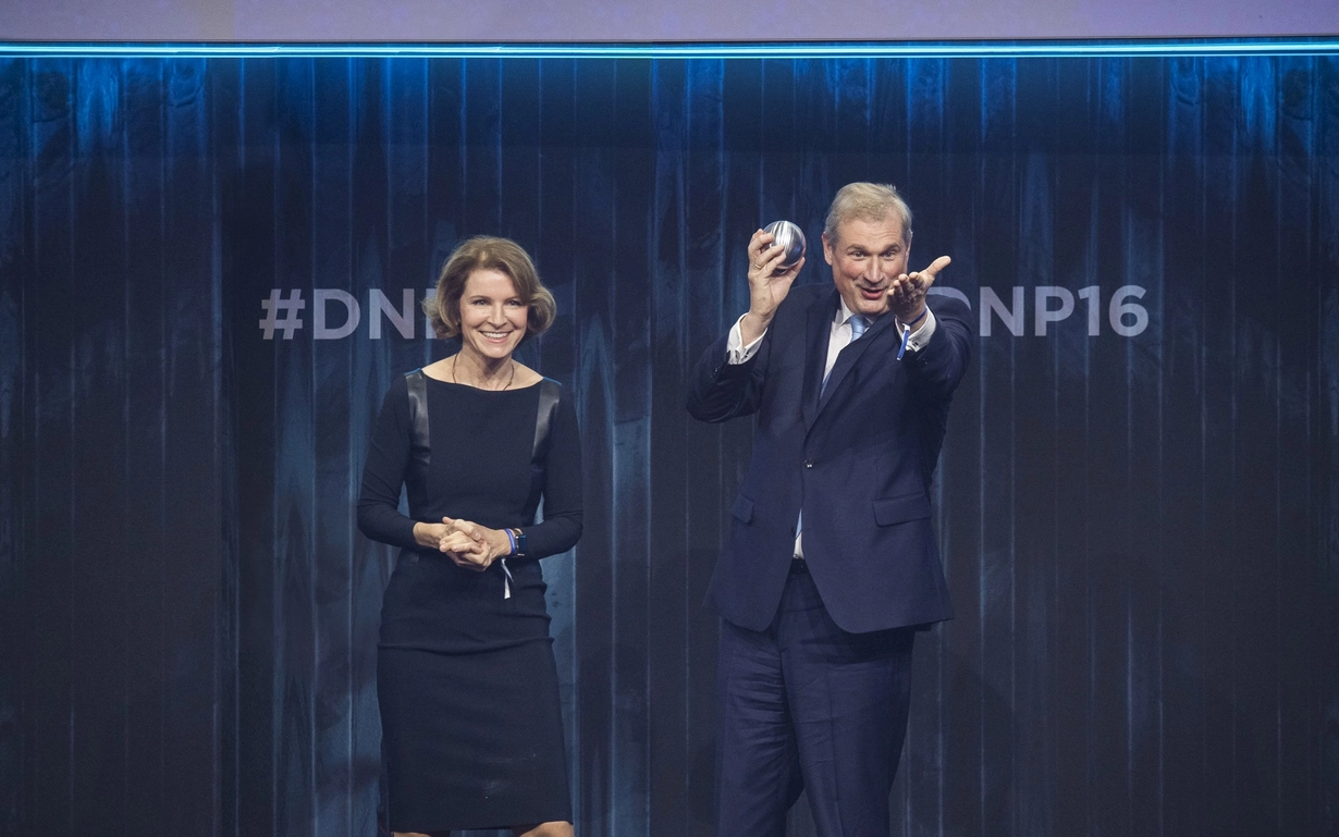 Presentation of prizes to women and men on stage. Dr. Frank Heinricht, CEO of SCHOTT, accepted the German Sustainability Award 2023 and the special prize for the transformation field of climate.