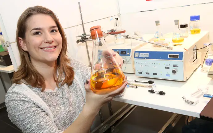 Uma jovem em um laboratório de ciências