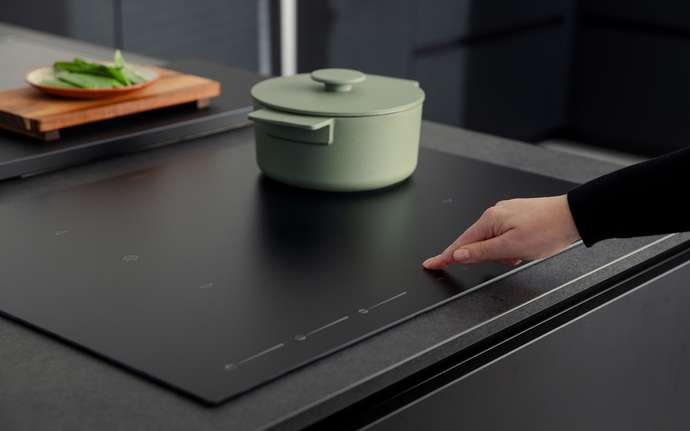 用户通过触控开关打开CERAN® matte line哑光系列灶具