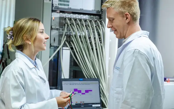 	Dr. Nina Hoinkis and Pirmin discussing experiment results in the lab at SCHOTT