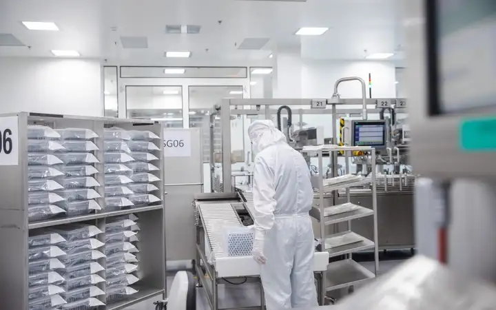 Laboratory technician packing boxes of SCHOTT TOPPAC® infuse polymer syringes