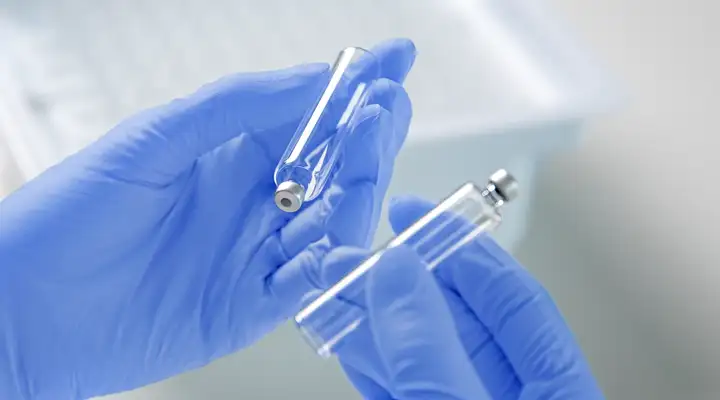 SCHOTT Pharma_cartriQ_5ml_above_tub_gloves_2.tif