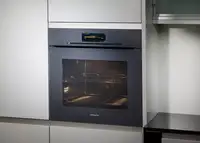 Horno de cocina con puerta de vidrio y panel de mando 