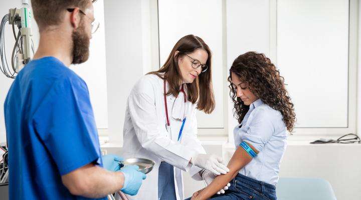 SCHOTT employee being vaccinated at the company doctor