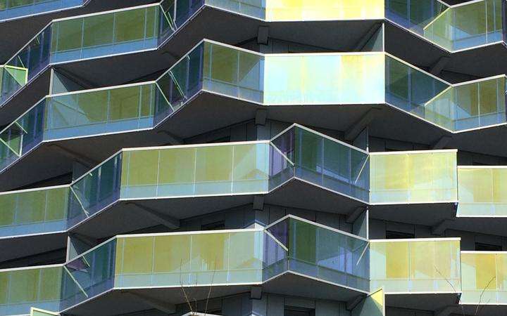 Exterior shot of the KOH-I-NOOR building in Montpellier, France, with balconies made with SCHOTT NARIMA® dichroic glass